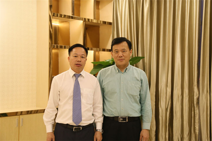 恒大材料公司董事长余伟桥与绿巨人APP官网入口丝瓜公司董事长叶荣恒在“一对一”交流会上合影.jpg